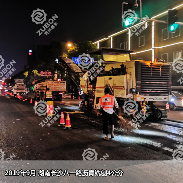 2019年9月湖南長沙市政道路八一路進(jìn)行瀝青銑刨