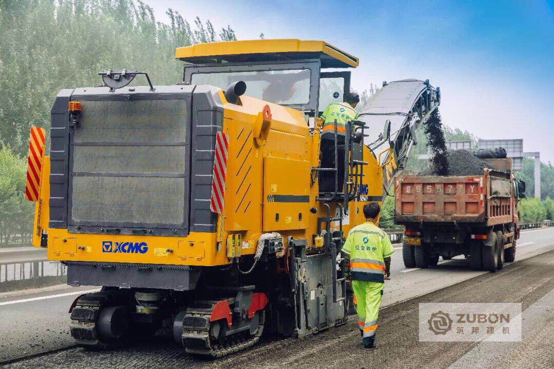 專(zhuān)“啃”路面和交通標(biāo)線，混凝土銑刨機(jī)靠的就是一口“好牙”